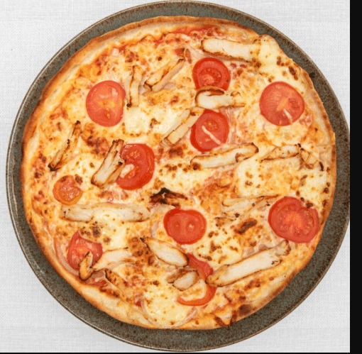 Chicken Pizza - Hühnerfleisch, Zwiebeln, Knoblauch, Käse und frische Tomaten