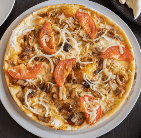 Döner Pizza - Chicken Kebap, Zwiebeln, Knoblauch und frische Tomaten