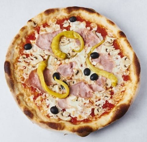 Quattro Stagioni Pizza - Putenschinken, Salami, Champignons, Peperoni und Oliven