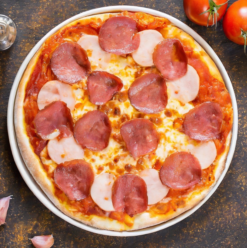 Salami- Schinken Pizza - Putenschinken und Salami